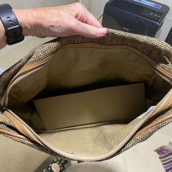 Pierre Cardin Luggage. Gold/Brown Tweed Shoulder Strap Zip Closure 15”X12” - Picture 4 of 5